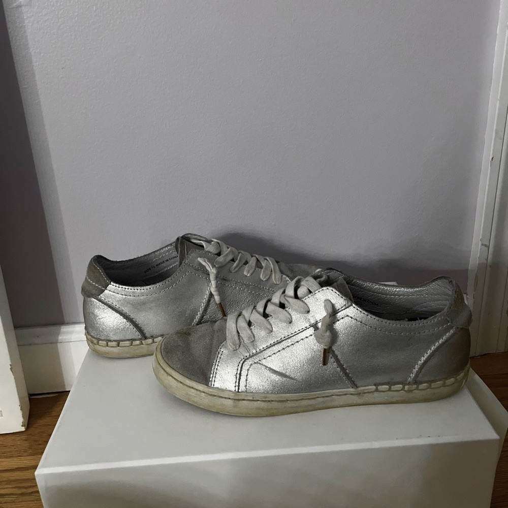 Dolce Vita Sneakers in silver/grey